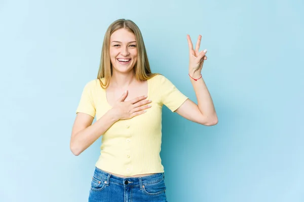 Giovane Donna Bionda Isolata Sfondo Blu Che Presta Giuramento Mettendo — Foto Stock