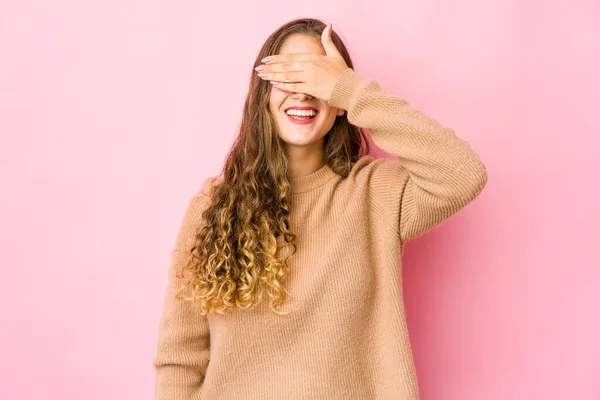 Ung Hvit Kvinne Dekker Øynene Med Hender Smiler Bredt Mens – stockfoto