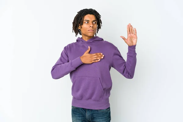 아프리카계 미국인 라스타 남자가 가슴에 선서를 — 스톡 사진