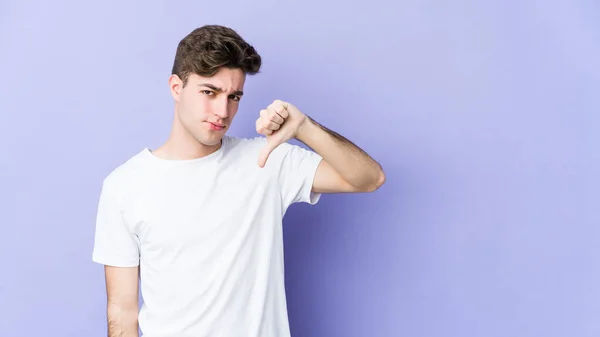 Joven Hombre Caucásico Aislado Sobre Fondo Púrpura Mostrando Pulgar Hacia —  Fotos de Stock