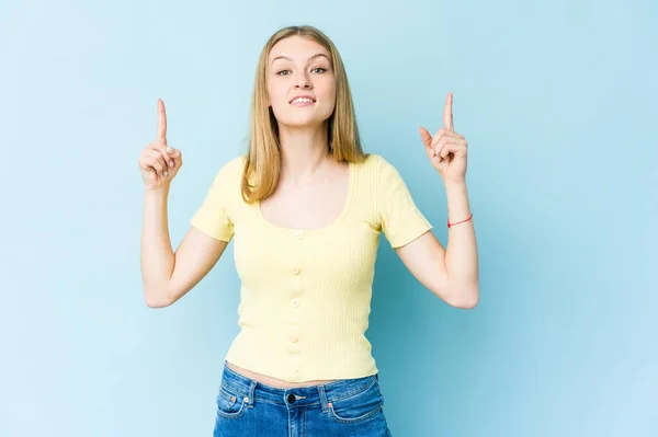 Junge Blonde Frau Isoliert Auf Blauem Hintergrund Zeigt Mit Beiden — Stockfoto