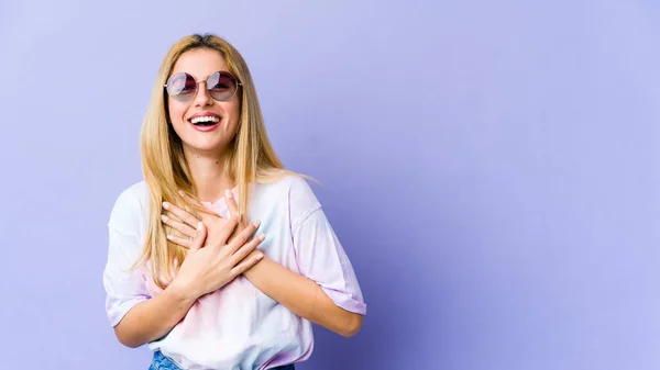 Mladá Blondýnka Běloška Žena Šťastně Směje Baví Držet Ruce Břiše — Stock fotografie