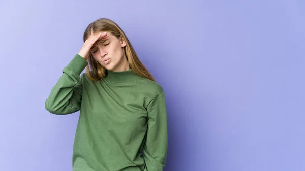 Jonge Blonde Vrouw Geïsoleerd Paarse Achtergrond Aanraken Tempels Het Hebben — Stockfoto