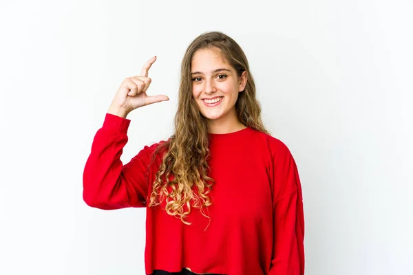Genç Beyaz Kadın Işaret Parmaklarıyla Küçük Bir Şey Tutuyor Gülümsüyor — Stok fotoğraf