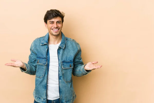 Jonge Coole Man Maakt Schaal Met Armen Voelt Zich Gelukkig — Stockfoto