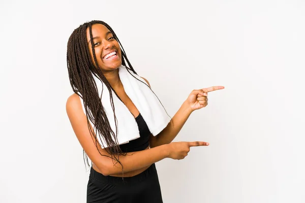Jonge Afrikaanse Amerikaanse Sport Vrouw Geïsoleerd Opgewonden Wijzend Met Wijsvingers — Stockfoto