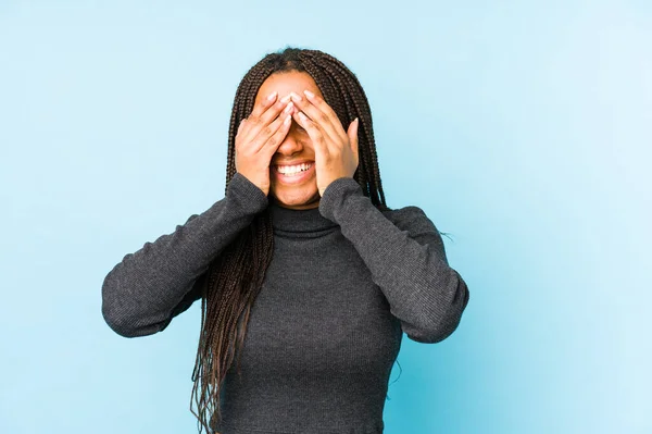 Молодая Африканская Американка Изолированная Синем Фоне Закрывает Глаза Руками Широко — стоковое фото