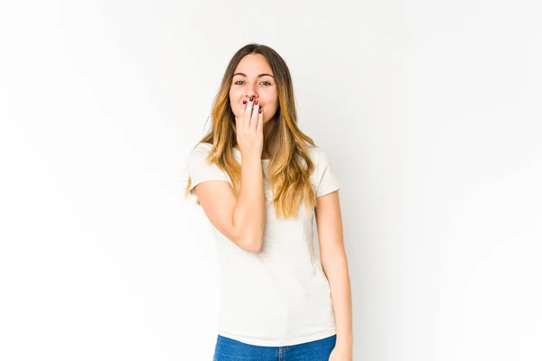 Jonge Blanke Vrouw Geïsoleerd Witte Achtergrond Geschokt Bedekken Mond Met — Stockfoto