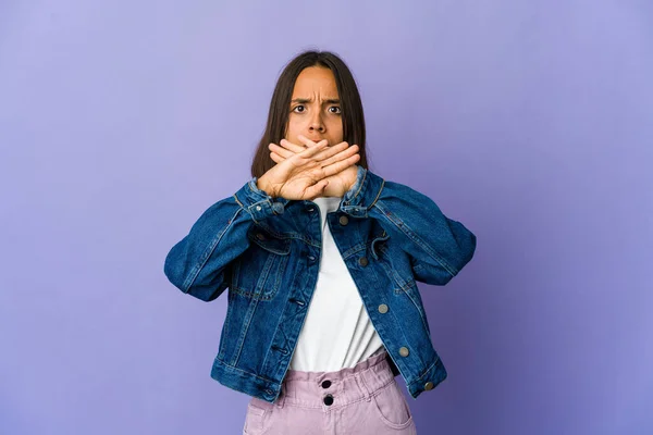 Jovem Mestiça Fazendo Gesto Negação — Fotografia de Stock