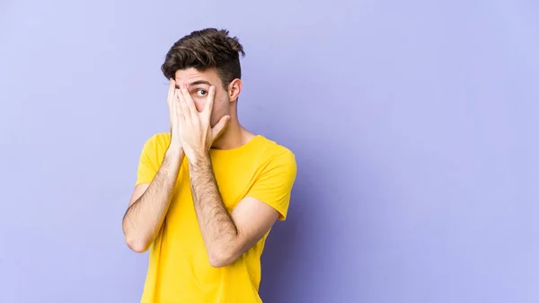 Ung Kaukasisk Man Isolerad Lila Bakgrund Blinka Genom Fingrar Rädda — Stockfoto