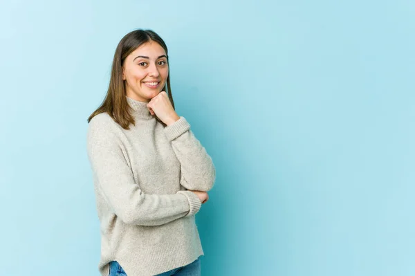 Giovane Donna Caucasica Sorridente Felice Fiducioso Toccante Mento Con Mano — Foto Stock