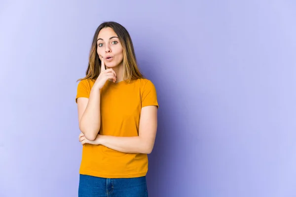 Mulher Caucasiana Jovem Isolado Fundo Roxo Ter Alguma Grande Ideia — Fotografia de Stock