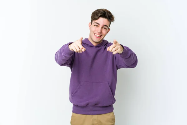 Jeune Homme Caucasien Isolé Sur Fond Blanc Sourire Joyeux Pointant — Photo