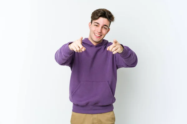 Joven Hombre Caucásico Aislado Sobre Fondo Blanco Sonrisas Alegres Apuntando — Foto de Stock