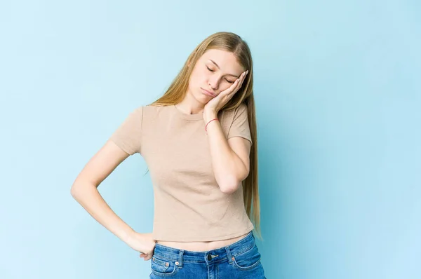 Jonge Blonde Vrouw Geïsoleerd Blauwe Achtergrond Die Verveeld Vermoeid Behoefte — Stockfoto