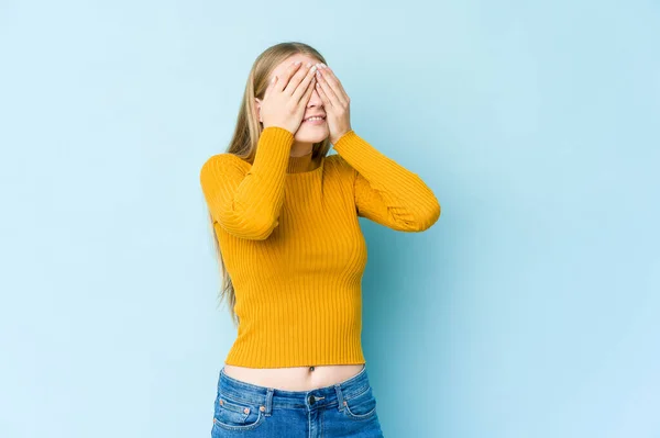 Joven Rubia Aislada Sobre Fondo Azul Asustada Cubriendo Los Ojos —  Fotos de Stock