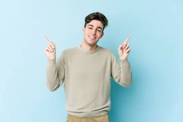 Joven Hombre Caucásico Aislado Sobre Fondo Azul Señalando Diferentes Espacios — Foto de Stock