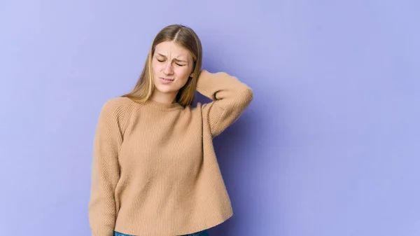 Ung Blond Kvinna Isolerad Lila Bakgrund Lider Nacksmärta Grund Stillasittande — Stockfoto