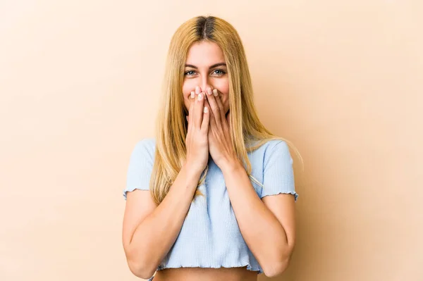 Ung Blond Kaukasiska Kvinna Skrattar Något Täcker Munnen Med Händer — Stockfoto