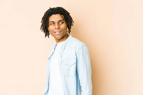Genç Afrikalı Amerikalı Rasta Adam Gülümseyen Neşeli Keyifli Bir Şekilde — Stok fotoğraf