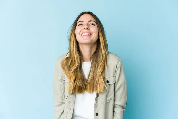 Giovane Donna Caucasica Isolata Sfondo Blu Ride Chiude Gli Occhi — Foto Stock