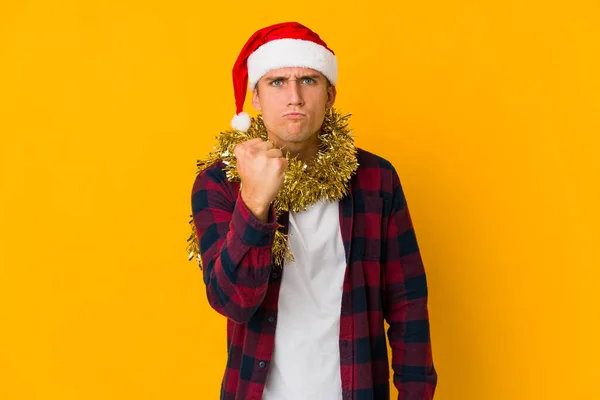 Jovem Caucasiano Com Chapéu Natal Segurando Presente Isolado Fundo Amarelo — Fotografia de Stock