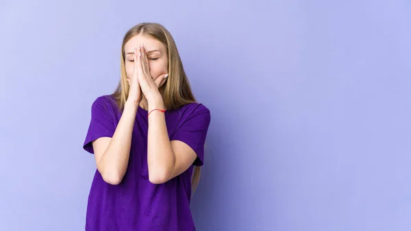 Joven Mujer Rubia Aislada Sobre Fondo Púrpura Cogidas Mano Orar —  Fotos de Stock