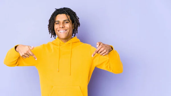 Joven Afroamericano Rasta Hombre Señala Hacia Abajo Con Los Dedos — Foto de Stock