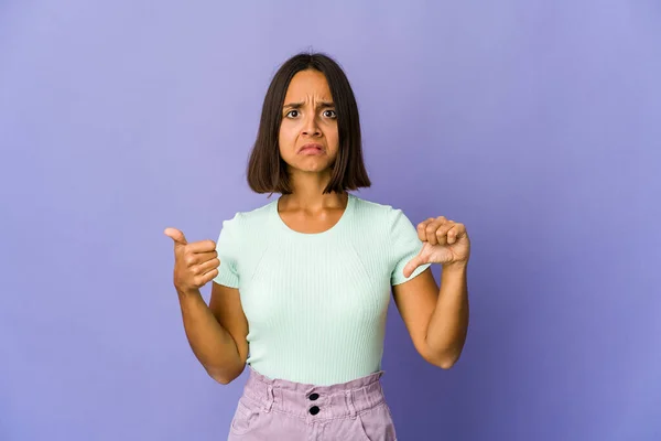 Joven Mujer Raza Mixta Mostrando Pulgares Hacia Arriba Pulgares Hacia —  Fotos de Stock