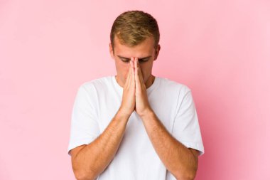 Beyaz tenli yakışıklı dua eden, kendini adamış dindar, ilahi ilhamı arayan genç bir adam..