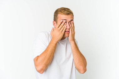 Beyaz tenli yakışıklı adam elleriyle gözlerini kapatmaktan korkuyor..