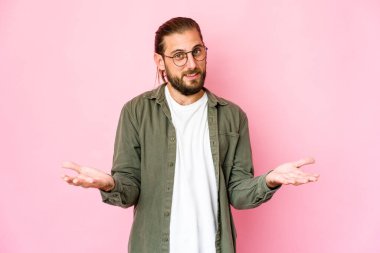 Uzun saçlı genç adam hoş bir yüz ifadesi sergiliyor..