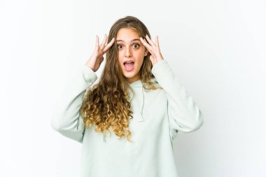 Beyaz bir kadın hoş bir sürpriz yapıyor. Heyecanlı ve el kaldırıyor..