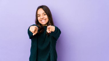 Genç, melez, İspanyol bir kadın. Neşeli gülücükler dağıtıyor..