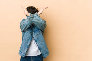 İki kolu çapraz tutan genç havalı adam, inkar kavramı.