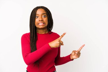 Genç Afrikalı Amerikalı kadın, işaret parmağıyla fotokopi çekilen yeri işaret ederek şok geçirdi..