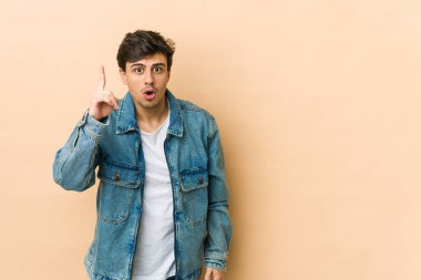 Genç havalı adamın bir fikri var, ilham konsepti..