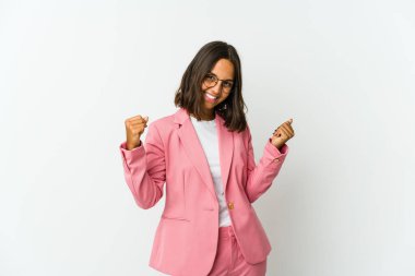 Beyaz arka planda izole edilmiş genç Latin bir kadın mutlu ve kendinden emin gülümsüyor, elleriyle çenesine dokunuyor..