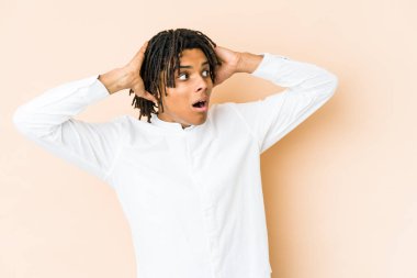 Genç Afrikalı Amerikalı Rasta adam bağırıyor, çok heyecanlı, tutkulu, bir şeyden memnun..