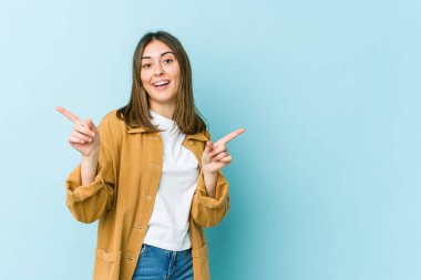 Kafkasyalı genç kadın farklı kopya alanlarını gösteriyor, birini seçiyor, parmaklarıyla gösteriyor..