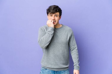 Tırnak yiyen genç, havalı bir adam. Gergin ve endişeli..