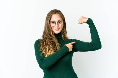 Kafkasyalı genç bir kadın güç sembolü olan kollarıyla güç gösterisi yapıyor.