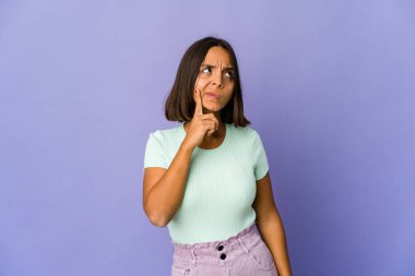 Genç, melez bir kadın. Bir strateji planlıyor, iş yapmayı düşünüyor..