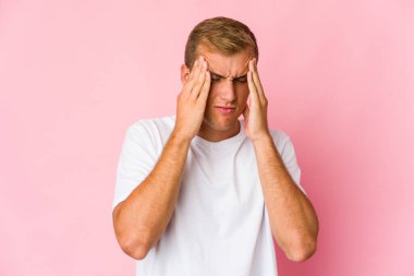 Kafkasyalı yakışıklı genç adamın başı ağrıyor, yüzüne dokunuyor..