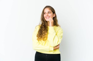 Kafkasyalı genç kadın rahatlamış fotokopi odasına bakan bir şey düşünüyor..