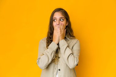 Kafkasyalı genç bir kadın. Fotokopi odasına dikkatlice bakıyor. Ağzını eliyle kapatıyor..