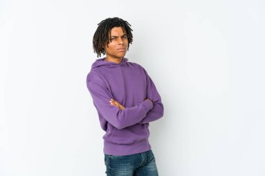Afro-Amerikan Rasta 'lı genç adam hoşnutsuzca kaşlarını çatıyor, kollarını kavuşturuyor..