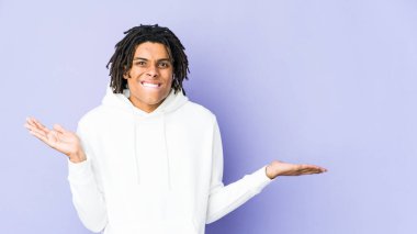 Genç Afrikalı Amerikalı Rasta adamın kafası karışmış ve omuz silkiyor..