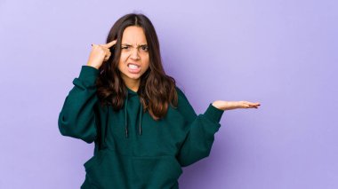 Latin kökenli genç bir kadın işaret parmağıyla hayal kırıklığı yapıyor..