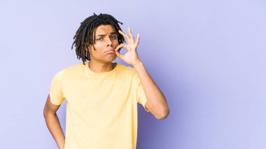 Genç Afrikalı Amerikalı Rasta adam parmakları dudaklarında sır saklıyor..